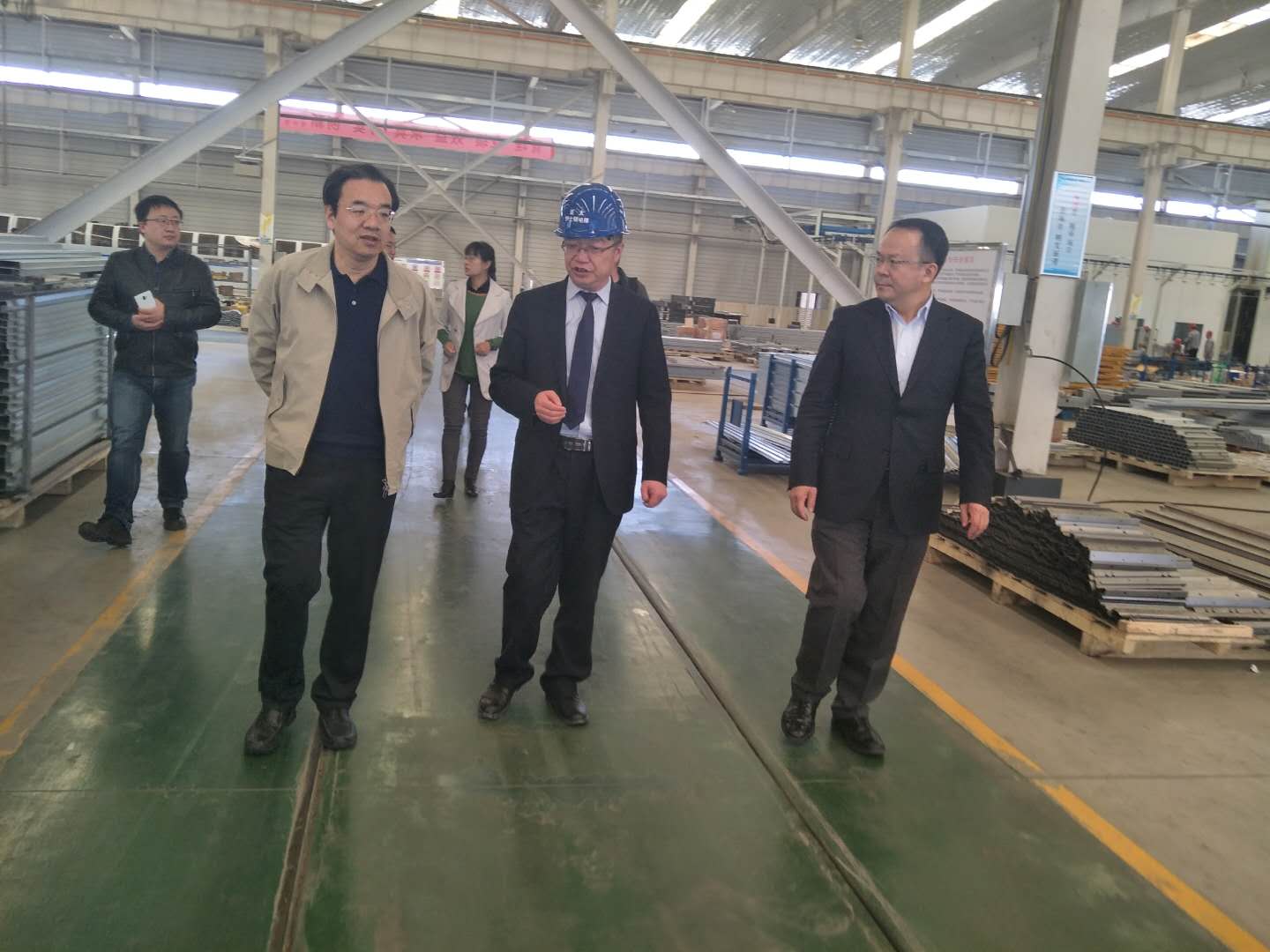 财政部驻甘专员办事处党组书记杨瑞金，兰州市副市长牛向东一行参观考察兰州新区6165金沙总站伊士顿电梯厂